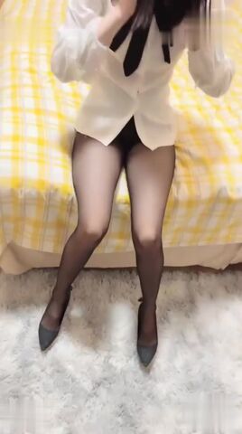 漂亮黑丝伪娘美眉 身材苗条小娇乳稀毛小鲍鱼 被大哥无套输出 娇喘不停