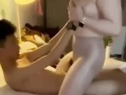 绿帽老公在旁边躺着 看亮丝老婆给单男口交做爱