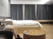 一个娇小可爱的小萝莉，刚下海什么都不会，重在听话让干嘛就干嘛，直接抱起来干她