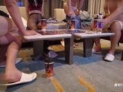 极致淫乱温泉酒店4P乱交 脱衣游戏褪去一件不剩 并排侍奉像比赛操穴一样后入输出