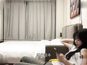 下面脱了毛光滑干净，屁股翘，后入抽插太爽了，女上位表情很投入