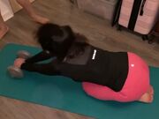 练瑜伽的肥臀熟女人妻在家练瑜伽被撅着大白啪啪无套输出插了肥穴再内射肛交