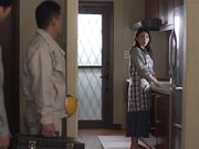 在被丈夫目睹时侵犯2