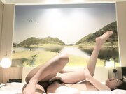 一字马骚穴大开，粉嫩阴唇湿漉漉翘臀狂扭，淫水直喷求大鸡巴猛插，浪叫着喷潮高潮，操翻这骚货小逼！