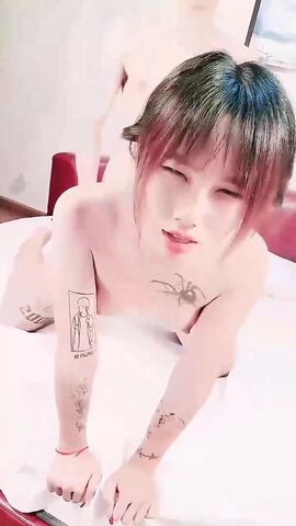 群p名场面两根小辫甜妹扒开内裤互揉穴一人一个骑乘位边操边舔奶子