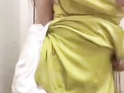 火车上主动搭讪单男聊天不停勾搭大胆抚摸大肉棒最后没忍住