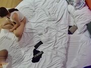 应该是偷情没跑 大哥一进来就忍不住了 少妇也是欣喜配合得很 不是正常夫妻表现