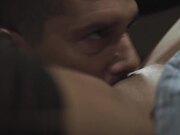 令人惊讶的大奶宝贝骑着一只大鸡巴 然后让她的骚逼充满精液