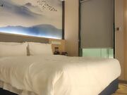 如假包换 正宗白皙美腿美少女 脸蛋儿长得像个洋娃娃