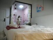 粉红上衣小妹 在床上掰穴揉搓深喉交后骑乘猛操看妹子表情有点吃不消