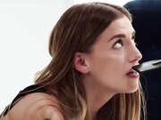 令人惊叹的美女与巨大的大鸡巴进行激烈的性爱