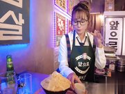 淫荡樱花妹吃完零食想要一些大鸡巴换换口味