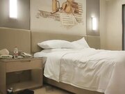 高素质外围妹子 黑衣短裤沙发舌吻调情 舔屌口交侧入大力抽插猛操