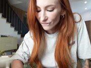 和妈妈的火辣闺蜜独自在家体验她不为人知的一面