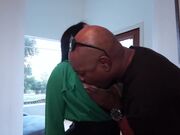 骚货与好姐妹邀请一位欲火焚身的黑人男子使用大鸡巴为她们的骚逼服务