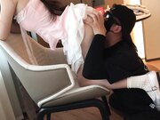 沙发上享受超短裙真空女友的猛烈骑乘榨精