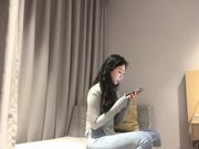 约炮极品牛仔裤少妇叫她换上黑丝袜制服装调情爆操