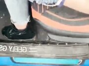 路边搭讪川师大女学生妹子以为300块只是看下逼正数钱呢裤子被扒了直接后入