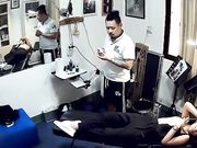 纹身诊所里偷拍奶子超大白嫩的妹子