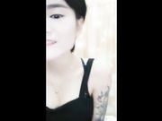 短发很有气质的纹身妹开直播赚外快