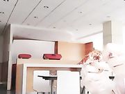 短髮白虎美眉一邊吃飯一邊無內挑逗