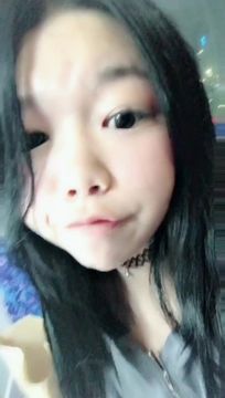 长相稚嫩的小萝莉初次镜头下露出自己的嫩屄狂抠