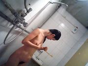 偷拍到的長得很正點的長發美眉沐浴