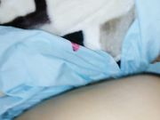 小女友看到我的大鸡鸡还没脱掉内裤就开始流水