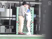 我把七嶋舞留在了满是男人的棒球击球笼里2