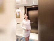 不要射进来我老公会发现的 老公在旁边看着美艳老婆被操撸鸡吧