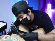 身材丰满小腹纹身时控制不住尿尿喷了师傅一脸舔穴受不了被一顿猛怼操的工作台坍塌高潮抽搐不停