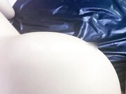 体验完骚货的乳交直接一屁股坐上来自己动