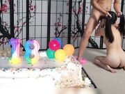 继女的成人礼 继父给18岁女儿开苞 让女儿深喉操她嫩逼