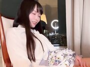 日系清纯少女酒店窗前被后入主动骑乘高潮内射