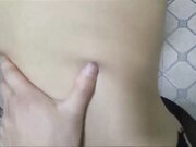 刚下班的银行小白领在洗手间一边和王经理打电话一边开操