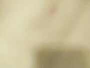 假意给妈妈按摩放松一直用脚蹭妈妈的骚逼