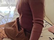 给继父的惊精喜 老妈夹着精液 穿着网袜和情趣内衣去参加继父家宴