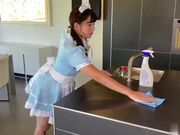 富人家的保姆为了上位勾引富二代儿子做爱