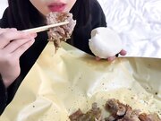 豹纹精神小妹用一顿麻辣烫就拿下了