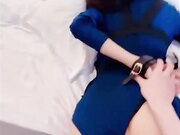 网调了三个月的叔叔家表妹 说带她出来买衣服 里扣她的逼没有排斥