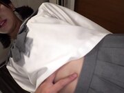 给成熟女性穿上制服1