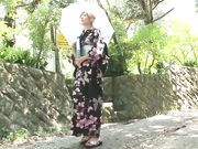 约女同学车震 她穿和服的样子太迷人