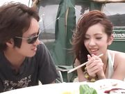 23岁嫩模户外举着一对嫩奶子取了男朋友的精