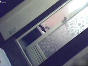 某酒店女服务员偷拍多名大奶住客洗澡