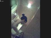 某酒店女服务员偷拍多名大奶住客洗澡