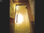 某酒店女服务员偷拍多名大奶住客洗澡