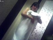 某酒店女服务员偷拍多名大奶住客洗澡