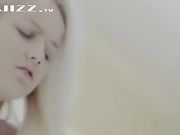 大波妹妹家中视频自慰 喷了好多水