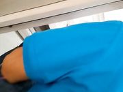 身材苗条性感网红演绎性饥渴少妇穿着红肚兜勾引美的冰箱售后维修工厨房啪啪不是一般的骚