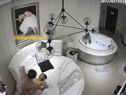 高档主题宾馆拍秃顶小领导干情人圆床上扛起腿猛插还挺猛的